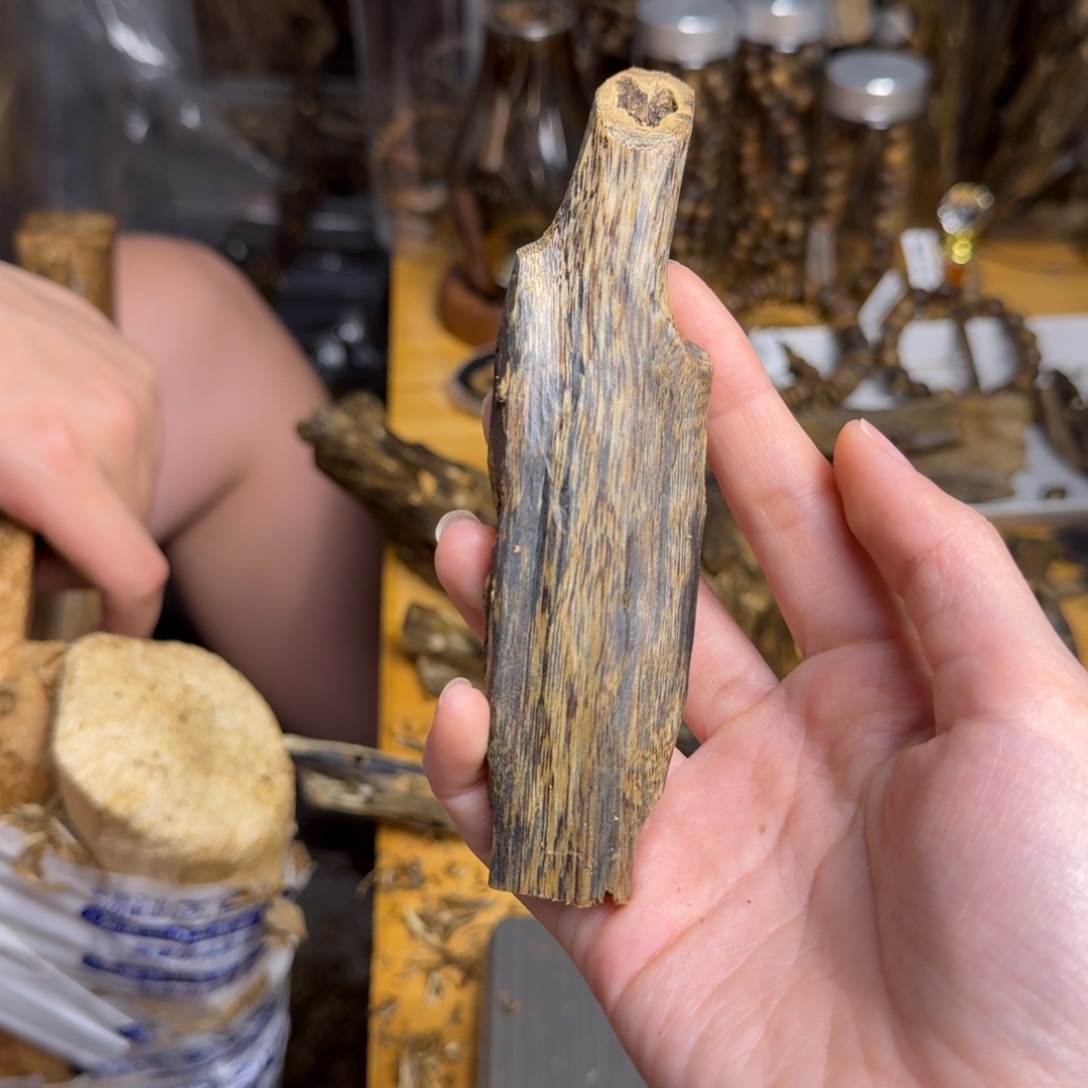 沉香沉香碎屑阿浩推荐蓝宝石品种块料22克