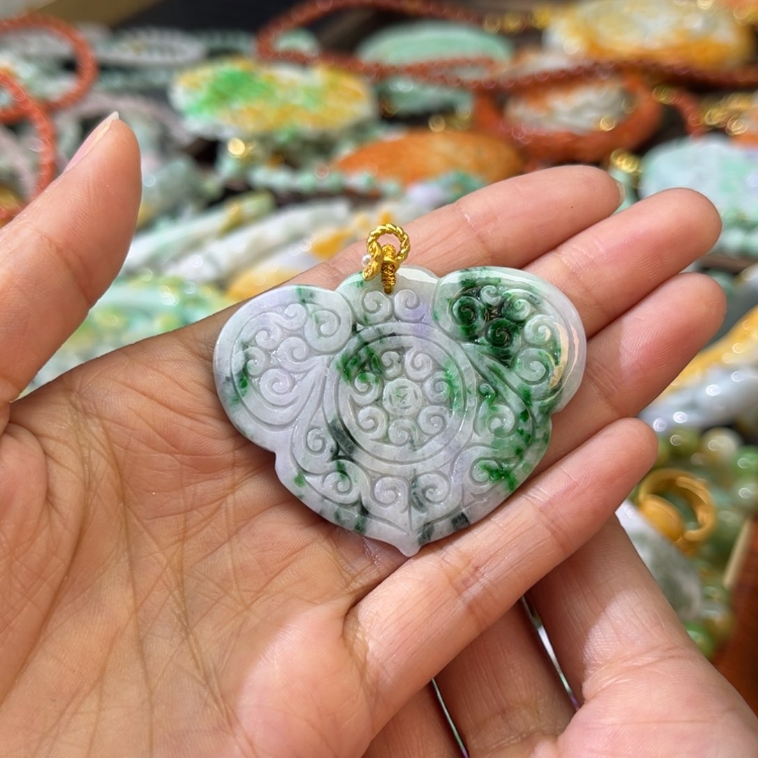 翡翠颈饰未镶嵌我****奶翡翠吊坠