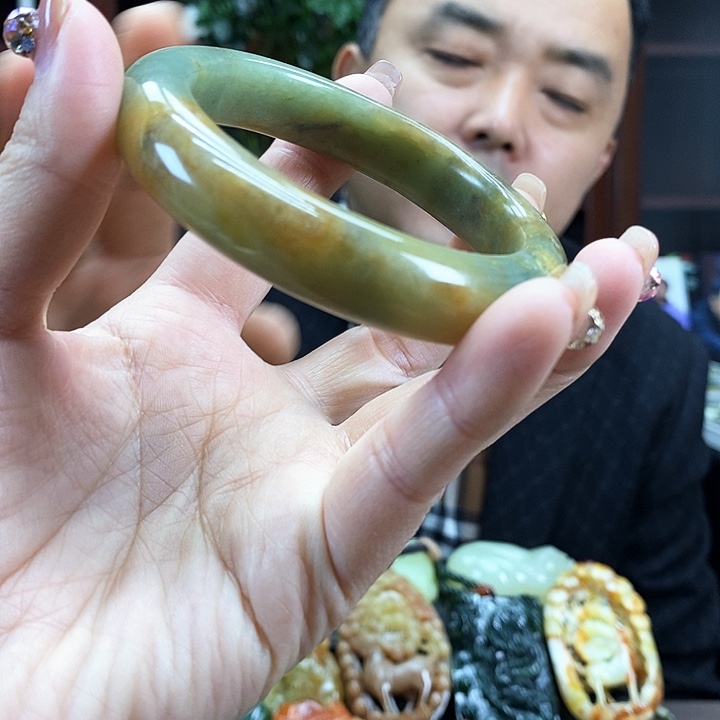 蛇纹石玉吊坠未镶嵌