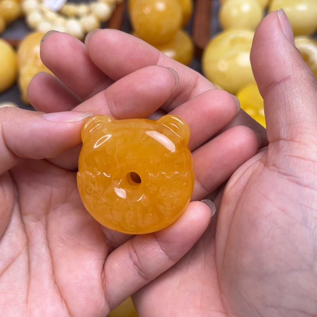 琥珀裸石未镶嵌熊扣