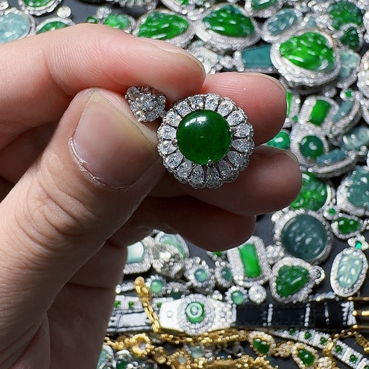 翡翠颈饰未镶嵌天然A货翡翠放漏