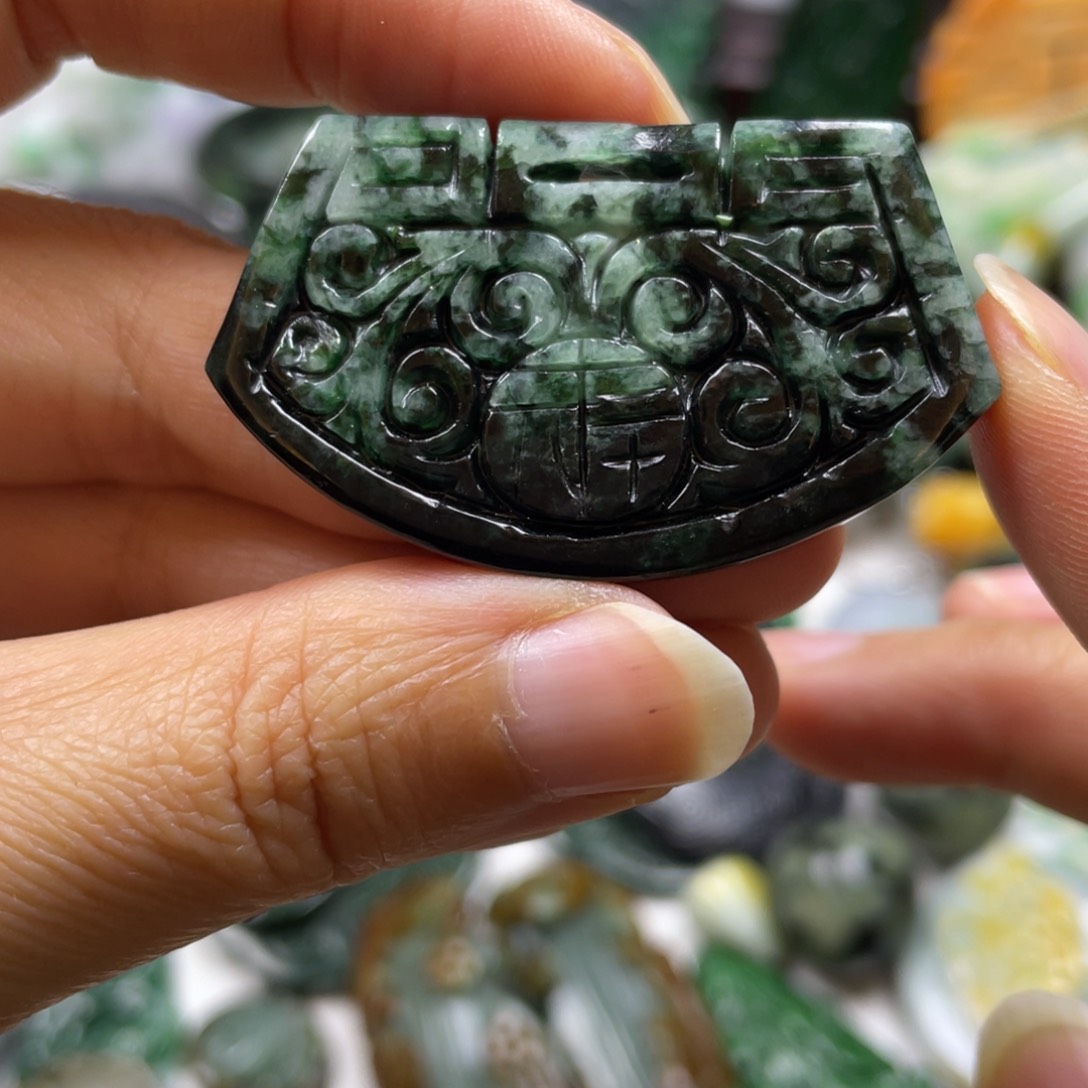 翡翠颈饰未镶嵌牌子
