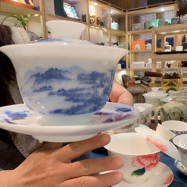 悬停青花羊脂冰种瓷器