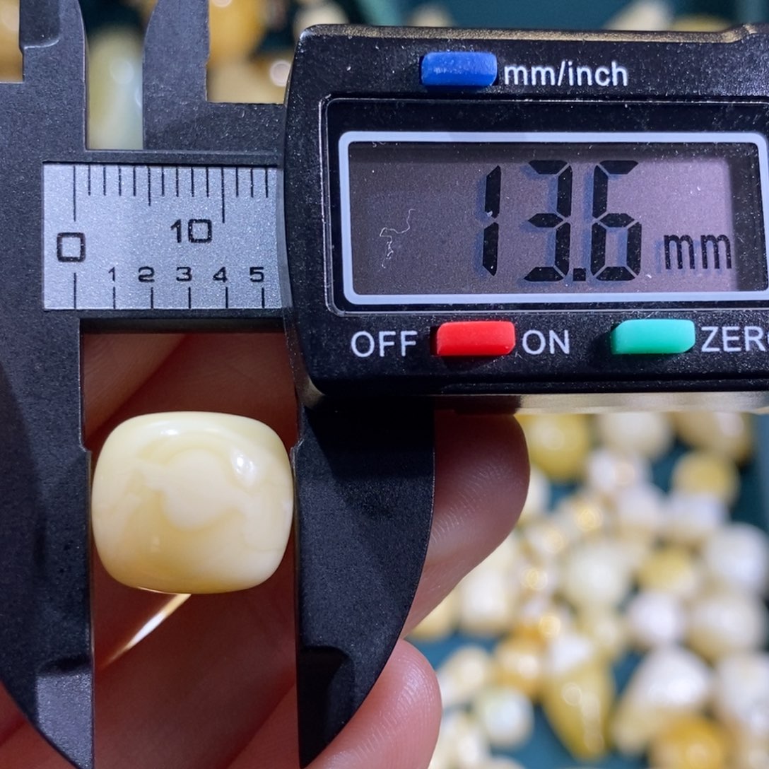 蜜蜡裸石未镶嵌微瑕