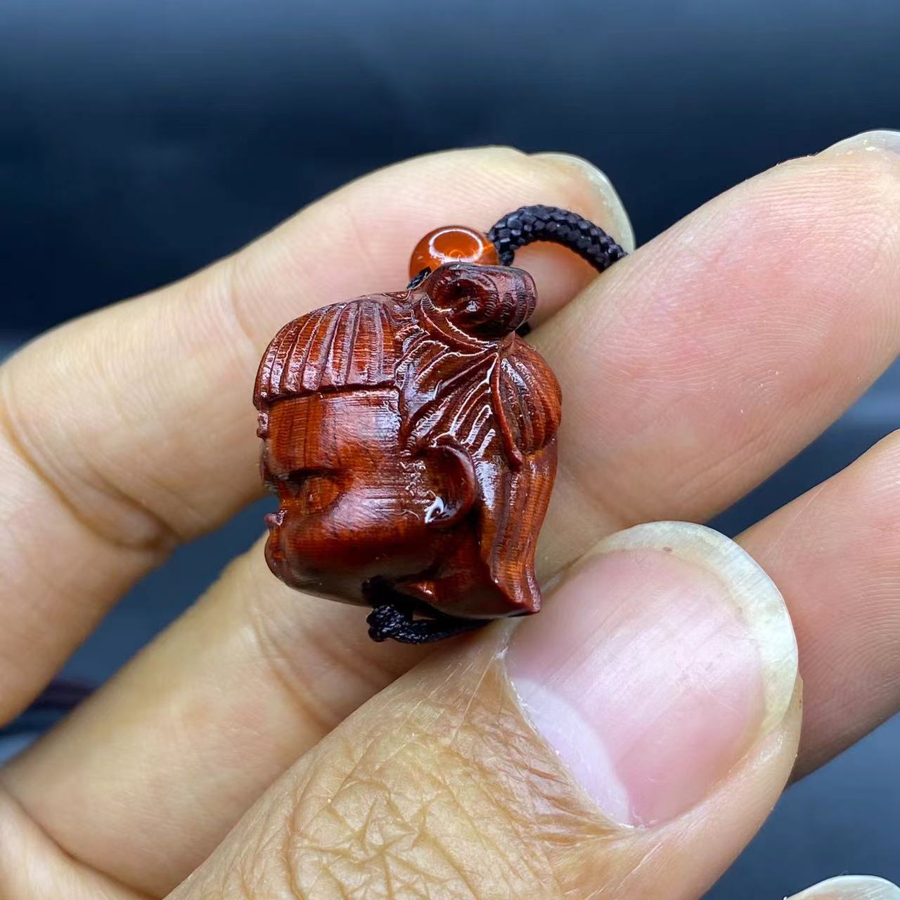 紫檀雕刻小哪吒吊坠手把件