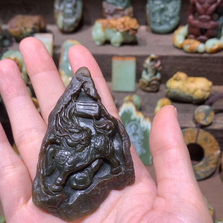 未镶嵌岫岩河磨玉（透闪石质玉）挂件