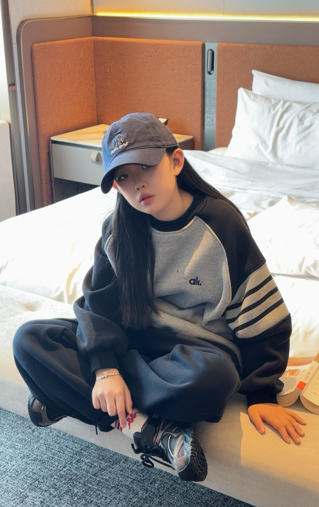 泡妈童装  冬季加绒儿童新款插肩袖 男童女童杠杠卫衣25306