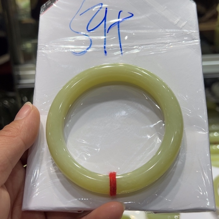 草****和田玉未镶嵌手镯