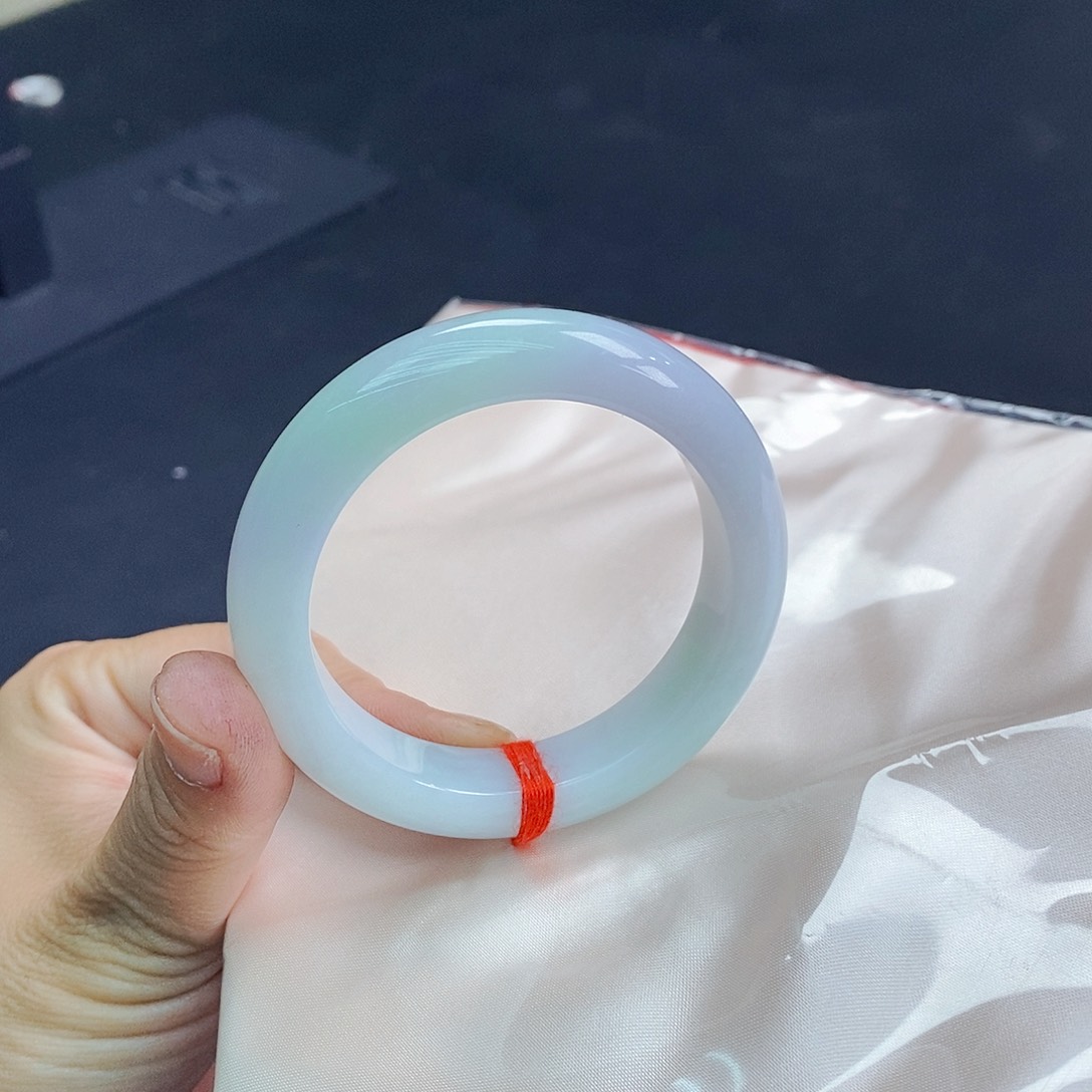 翡翠手镯未镶嵌翡翠