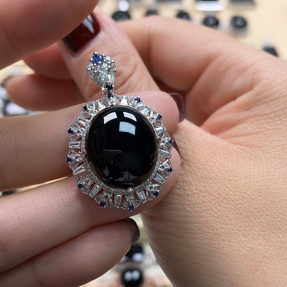 翡翠颈饰18K金镶嵌墨翠