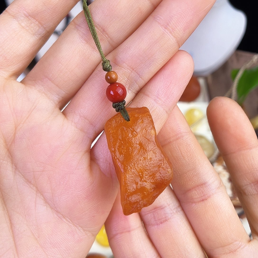 未镶嵌琥珀珠宝奇石。