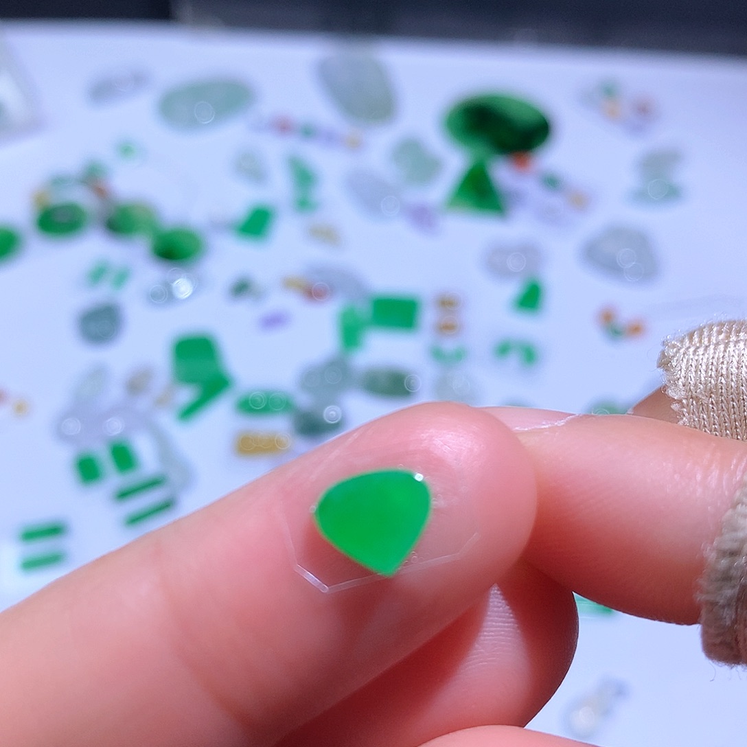 翡翠未镶嵌颈饰心