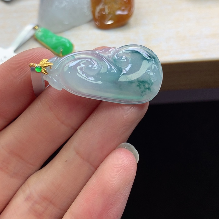 翡翠18K金镶嵌颈饰吊坠