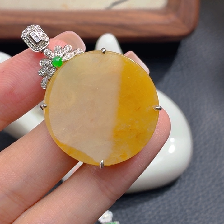 颈饰18K金镶嵌翡翠