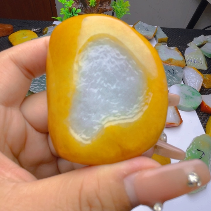 翡翠挂件未镶嵌翡翠