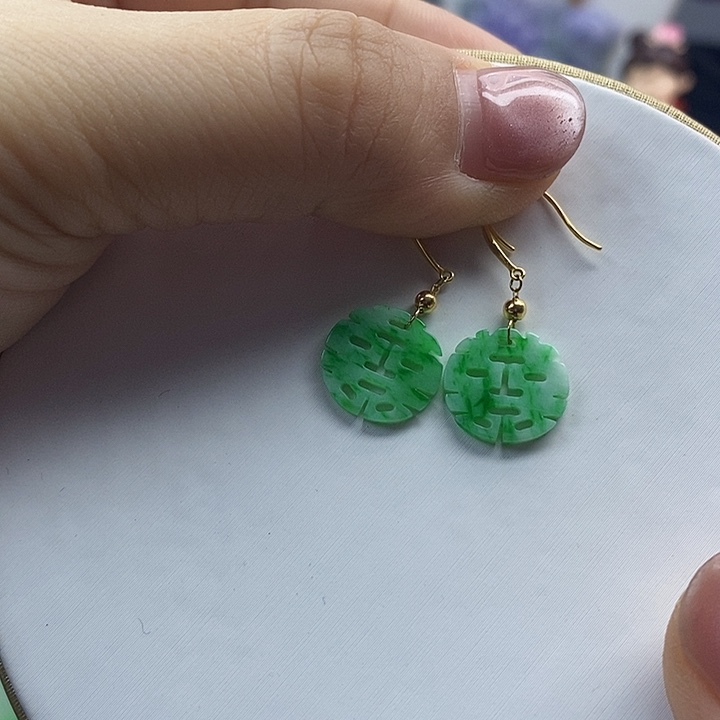 翡翠耳饰18K金镶嵌翡翠白底青雕刻双喜耳坠