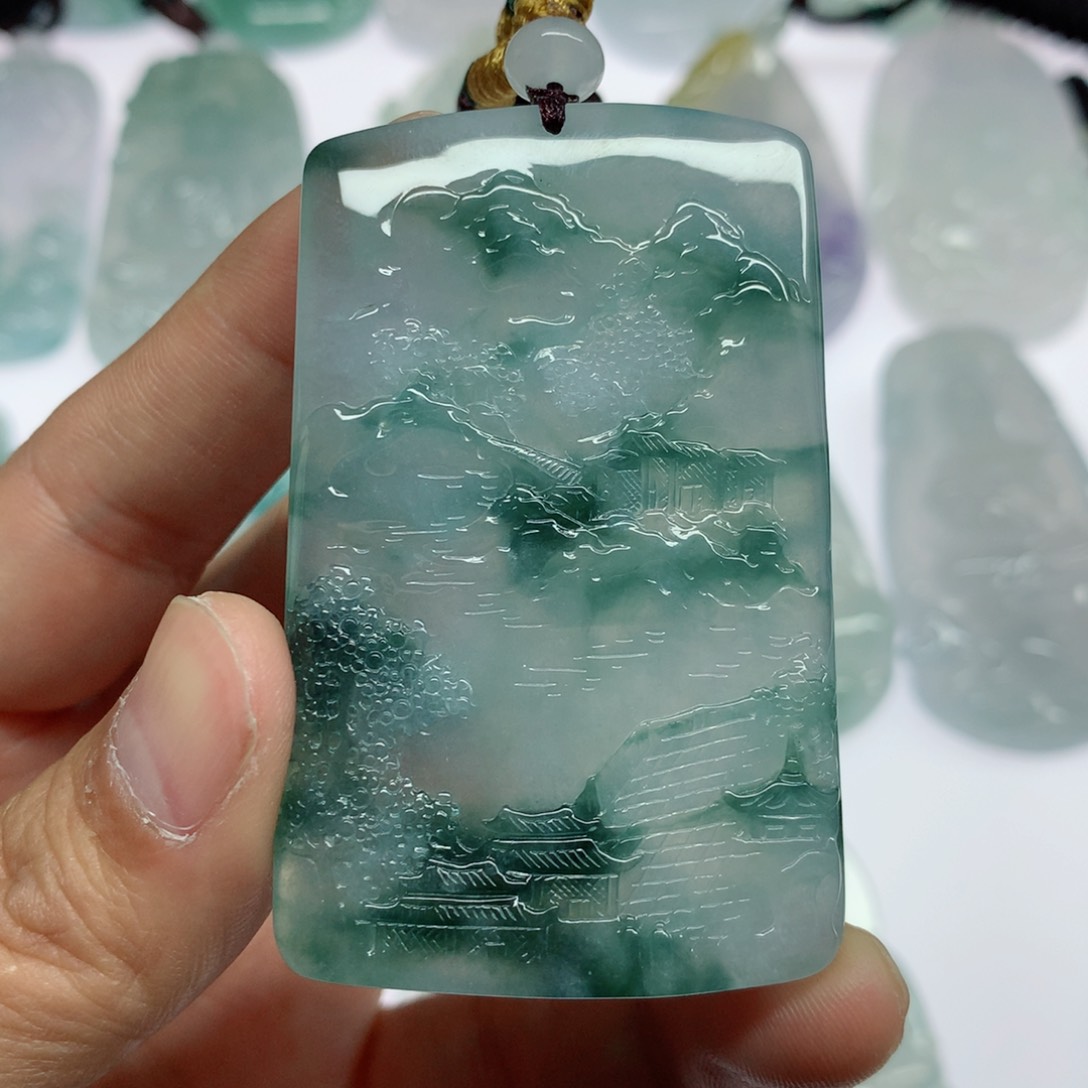 翡翠颈饰未镶嵌指****光山水牌