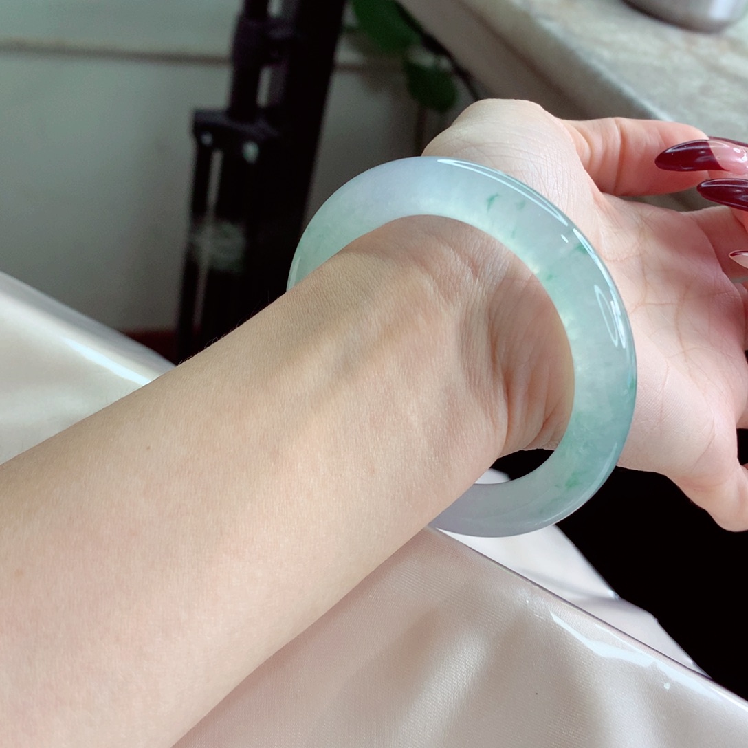 翡翠手镯未镶嵌53 清新冰绿花 灵