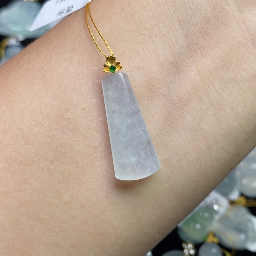 翡翠18K金镶嵌颈饰无事牌