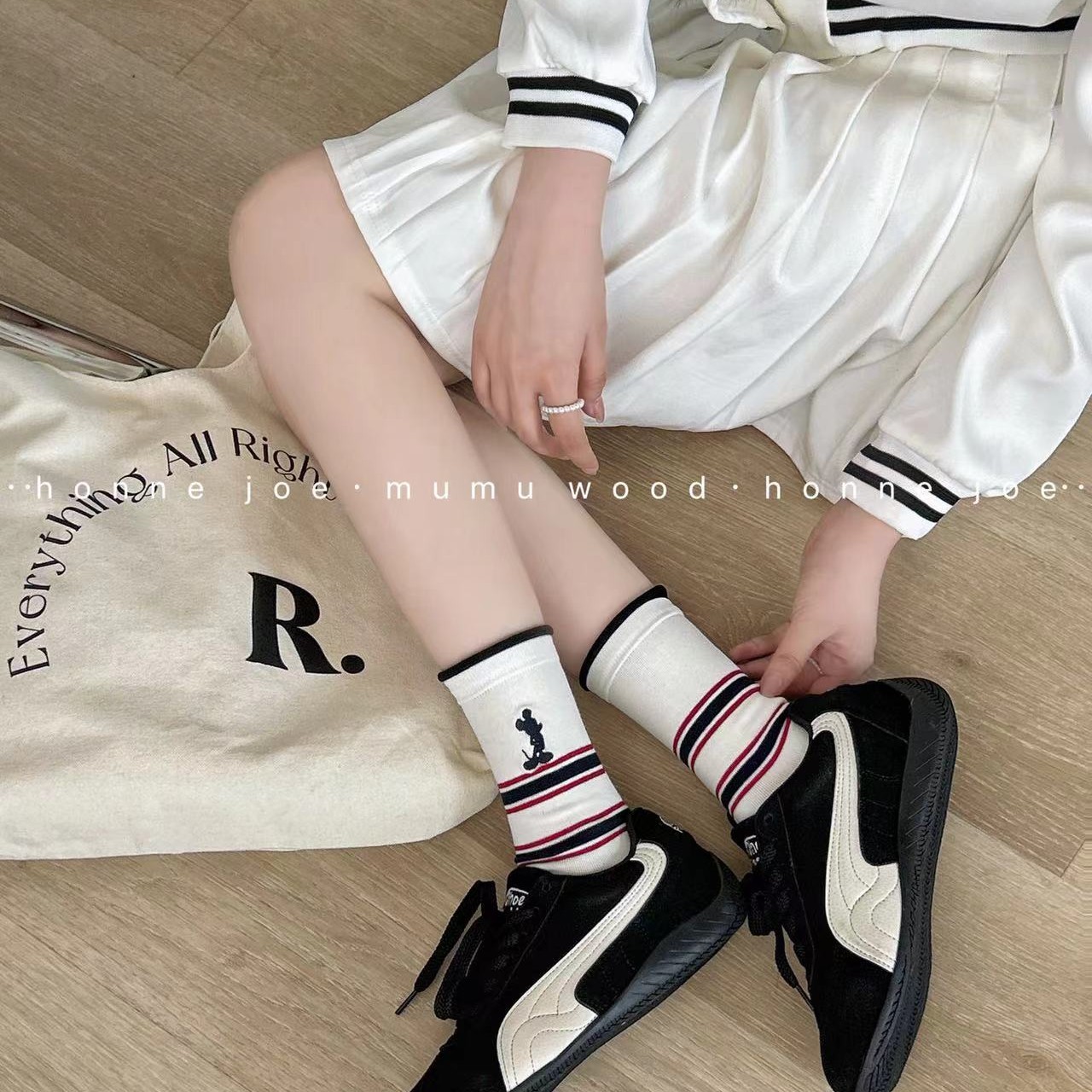 个性卡通条纹中筒袜经典黑白灰配色男女百搭新款袜子