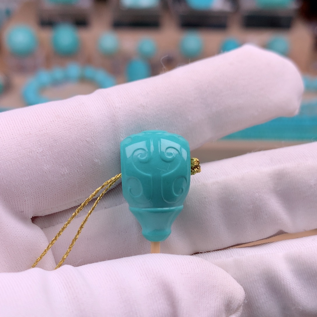 莫***望绿松石未镶嵌珠宝奇石