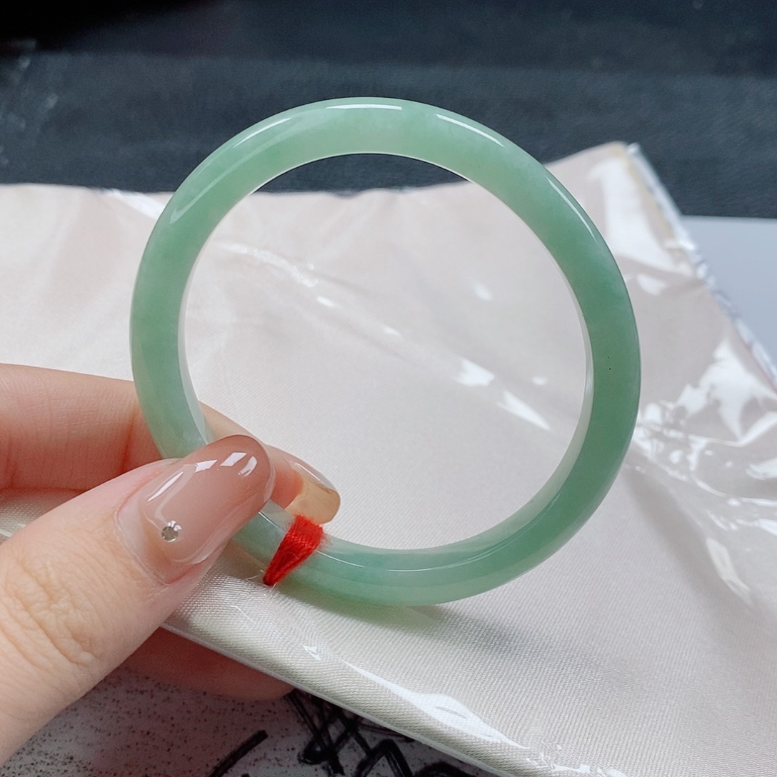 【闪购商品】未镶嵌手镯（贵妃镯）翡翠。*己A01
