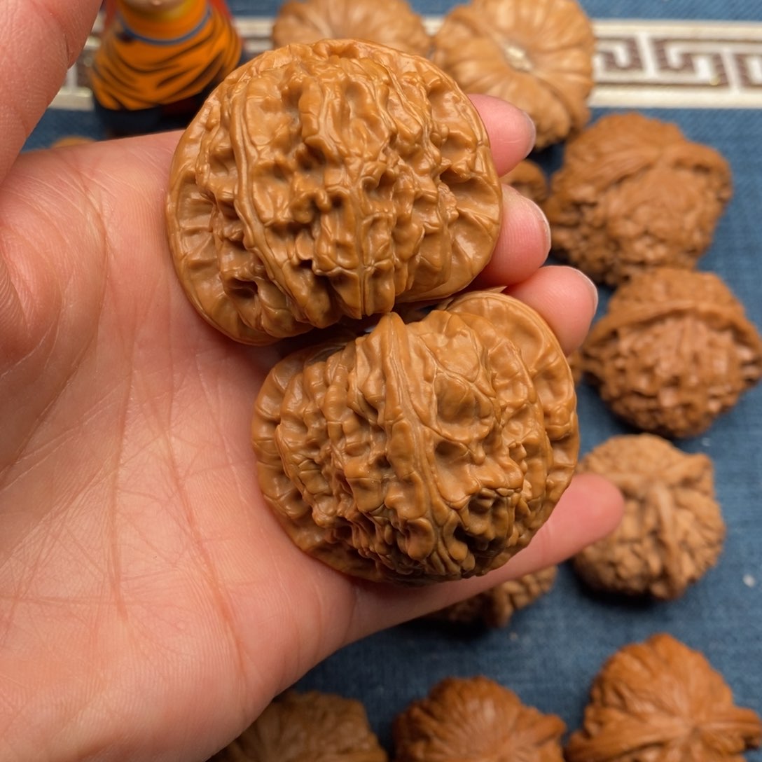 文玩核桃把件45全品三角白50克