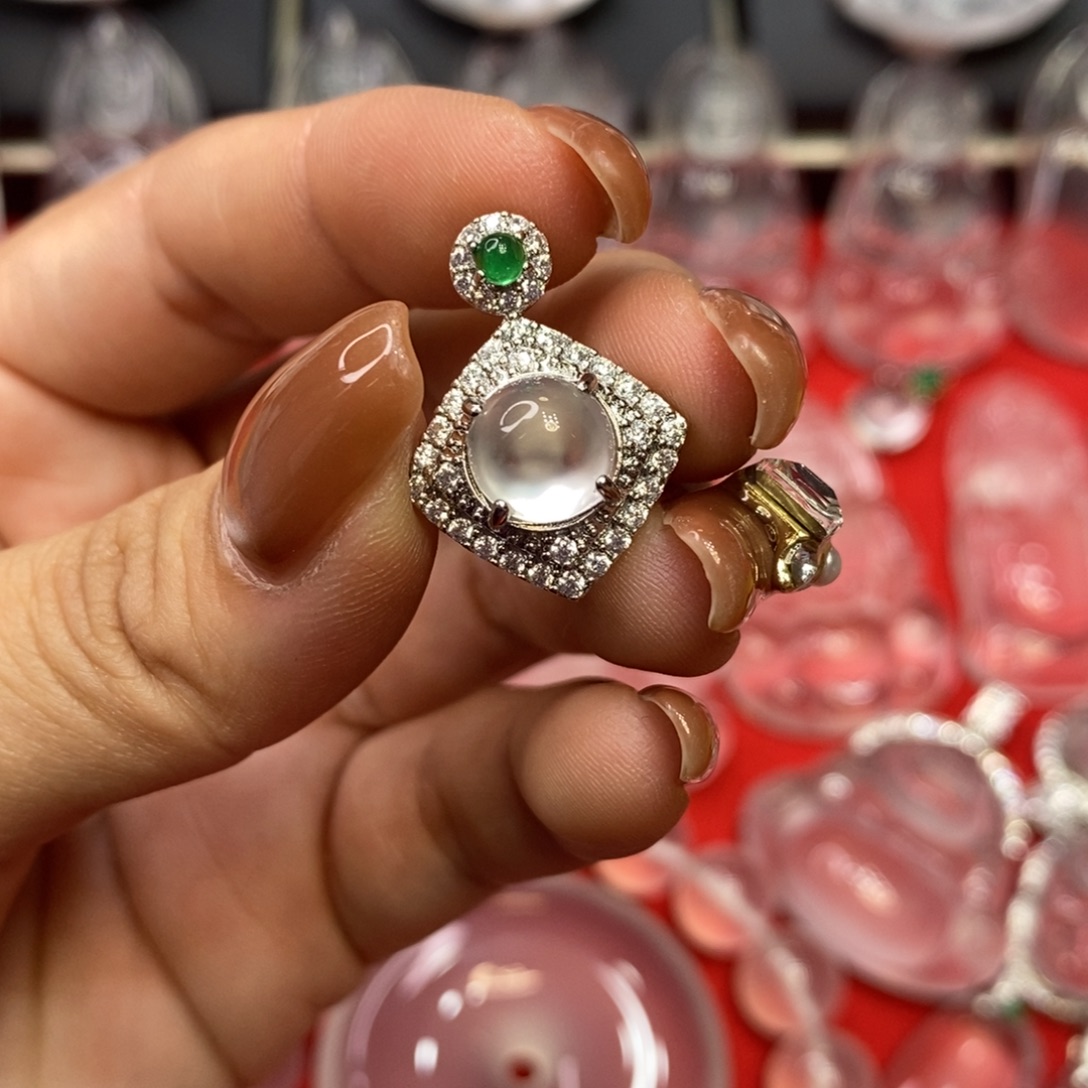 石英质玉合金吊坠