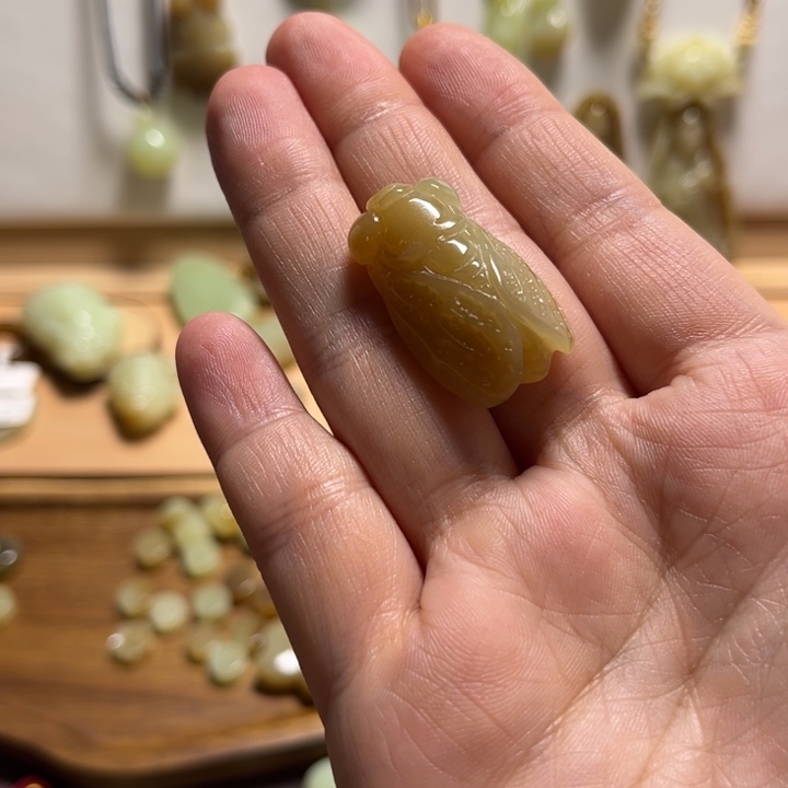 旺***朢和田玉未镶嵌颈饰