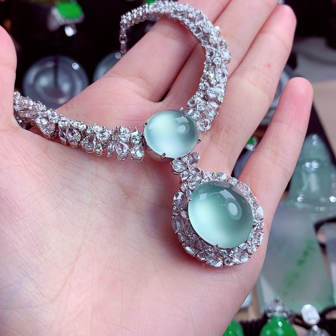 颈饰18K金镶嵌翡翠定金10万 总价咨询客服