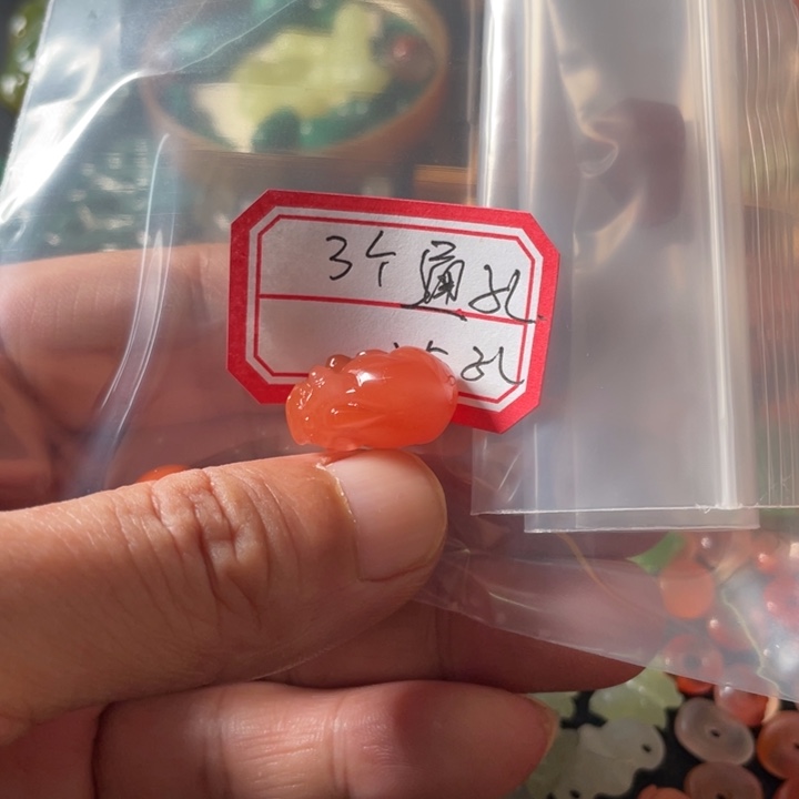 颈饰未镶嵌南红玛瑙?**°