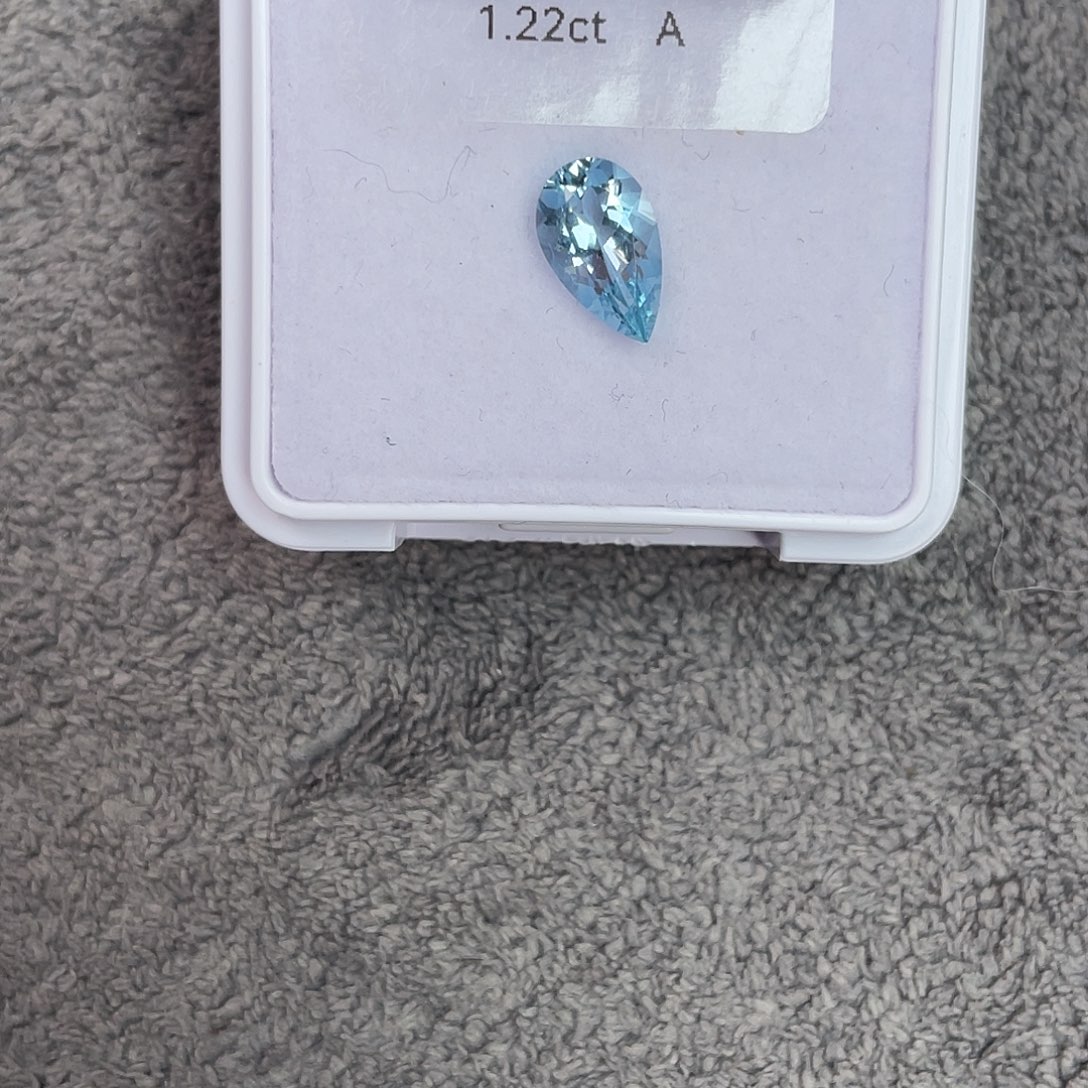 海蓝宝石裸石未镶嵌1.22Ct。  
