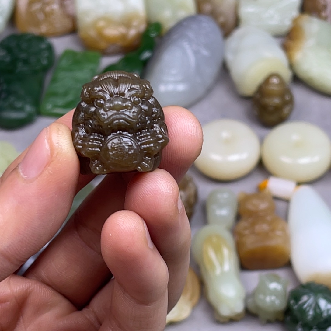 T***g和田玉未镶嵌颈饰