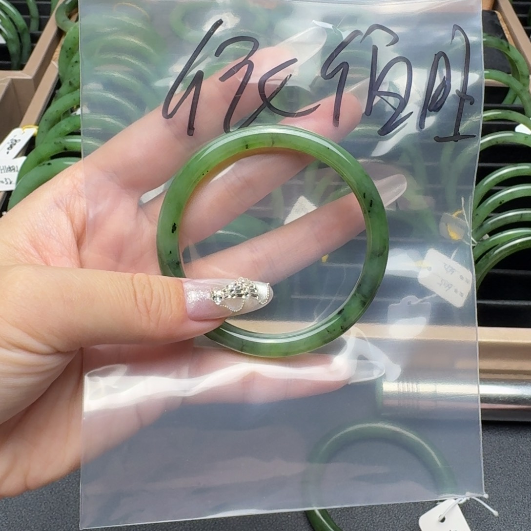 -***旺和田玉未镶嵌手镯