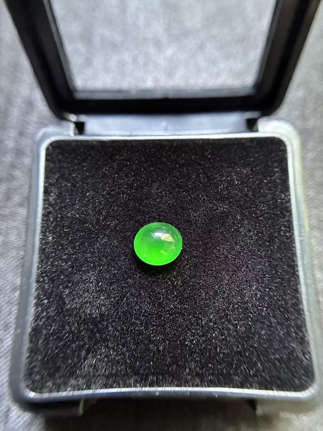 自然光拍摄天然A货翡翠蛋面裸石6.4x5.8x3.5（mm）