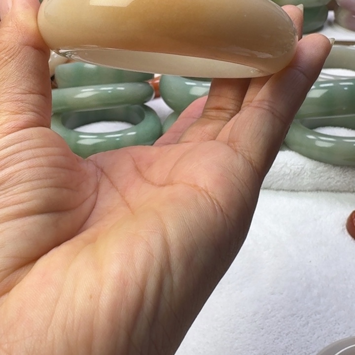 石英岩玉未镶嵌手镯