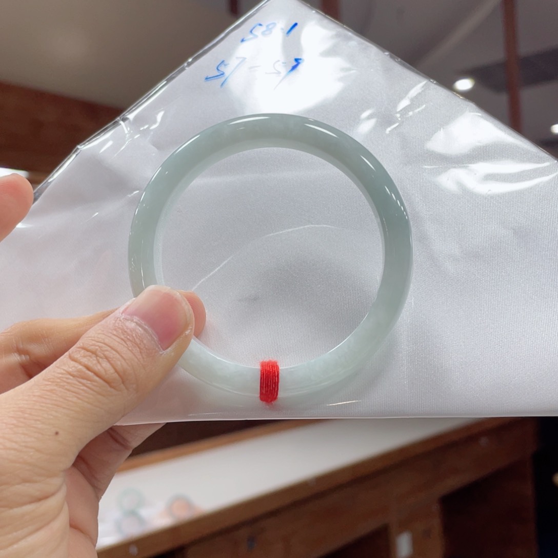 翡翠手镯未镶嵌故*?买断