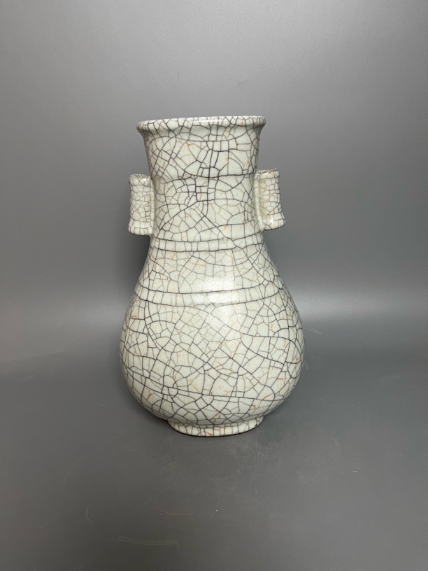 哥窑瓷器，贯耳瓶摆件