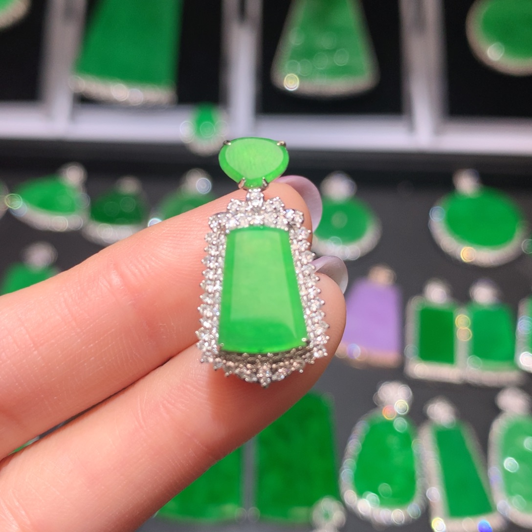 翡翠颈饰18K金镶嵌翡翠