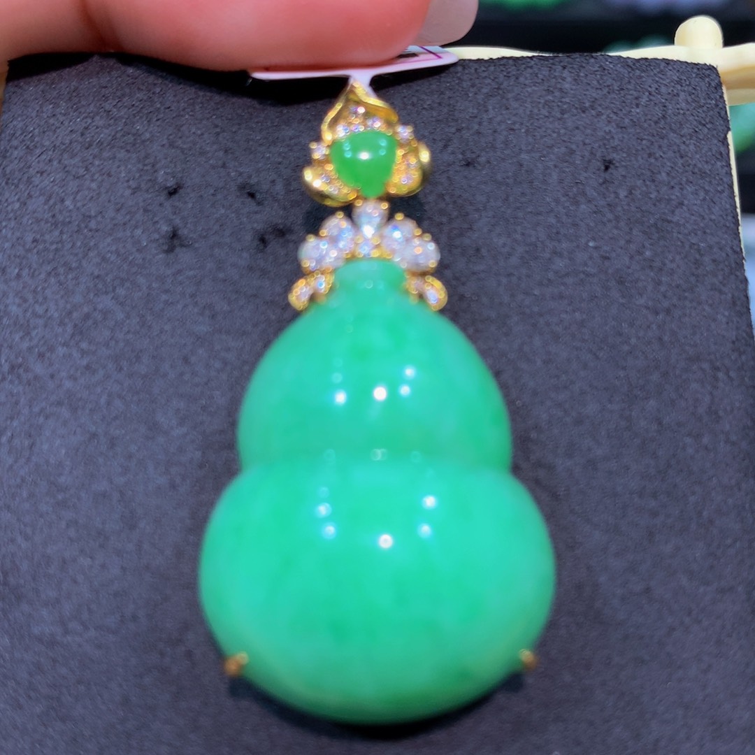 翡翠18K金镶嵌颈饰翡翠