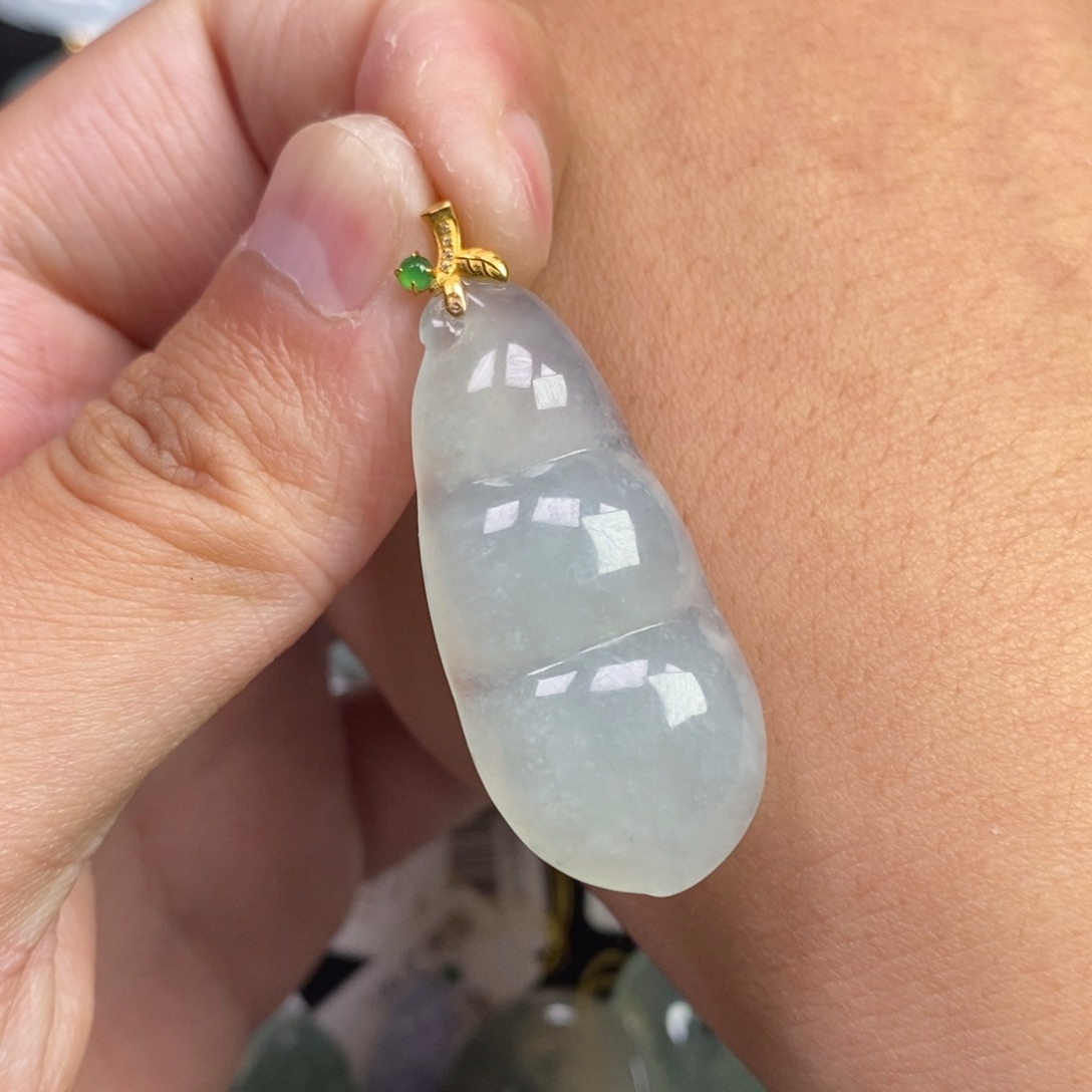 翡翠18K金镶嵌颈饰福豆