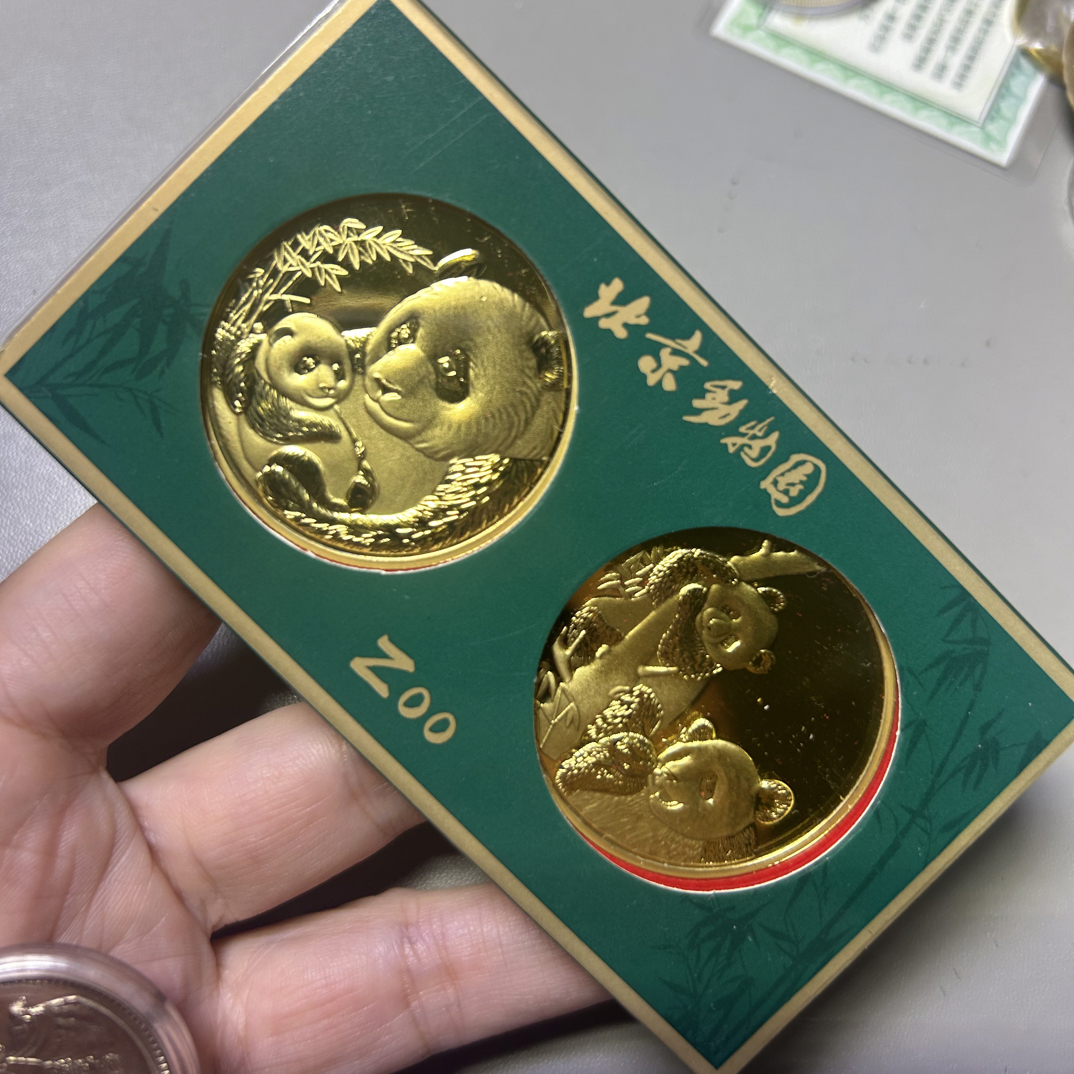 非法定货币大熊猫纪念章一对