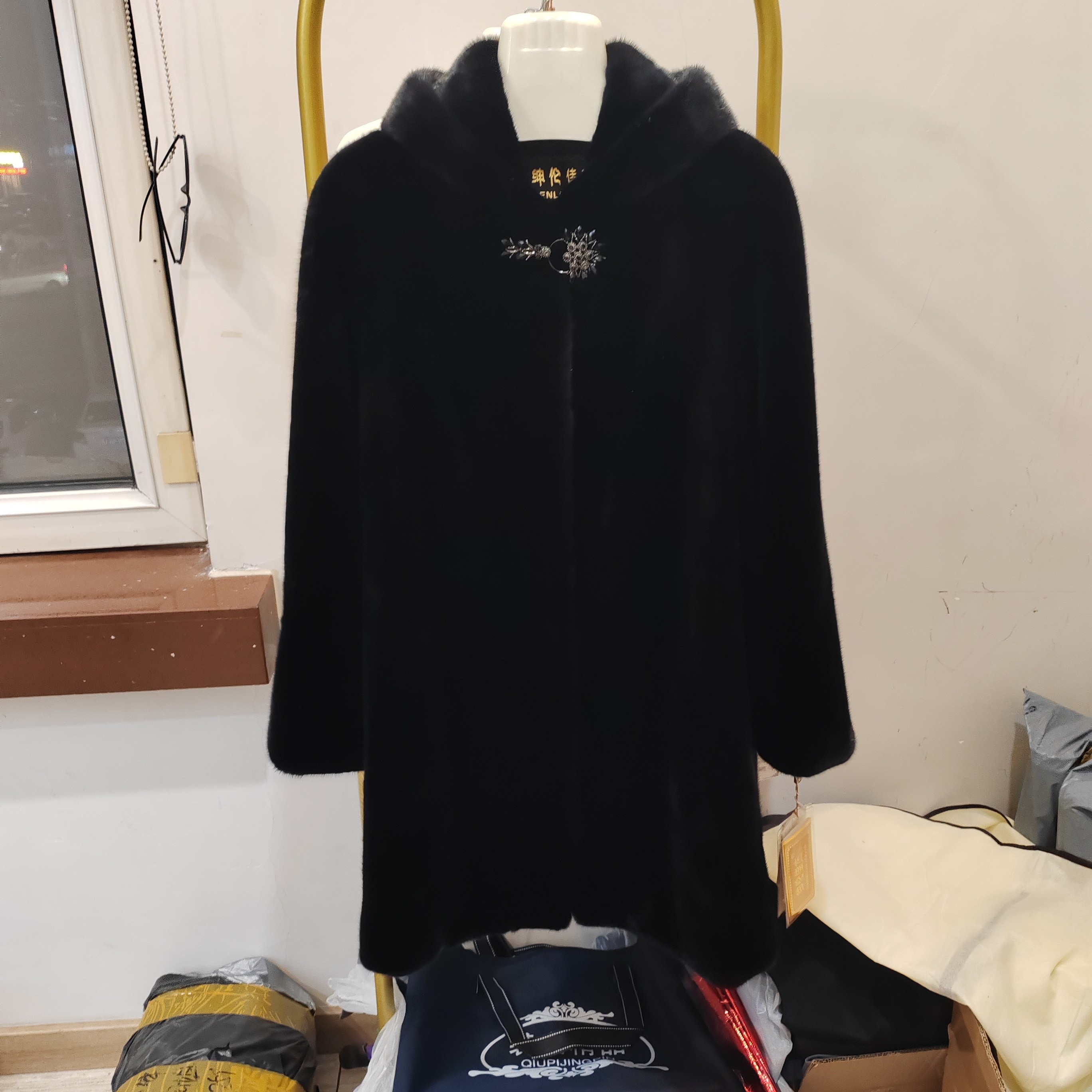 女款黑色连帽貂皮
