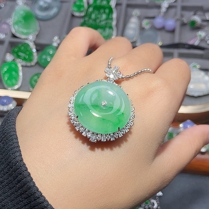 颈饰18K金镶嵌翡翠不含项链