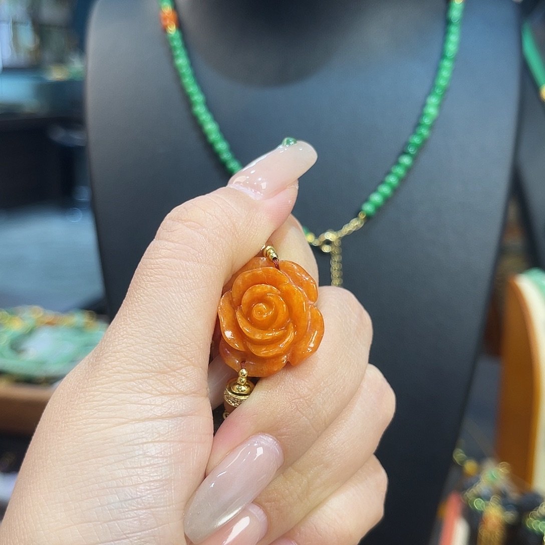 *****翡翠未镶嵌颈饰炸