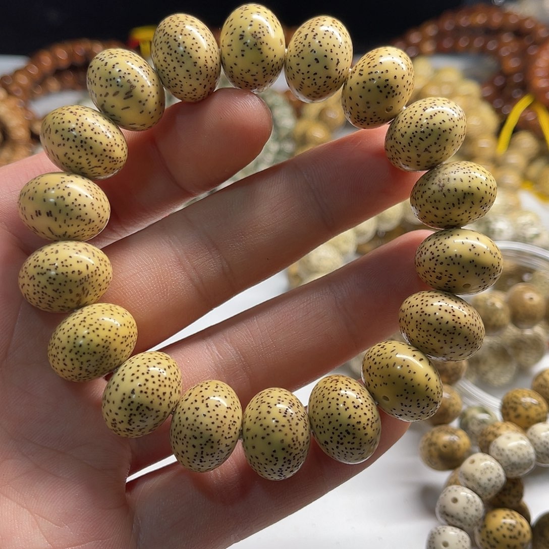 星月菩提吊坠17/13鸡油黄原生态