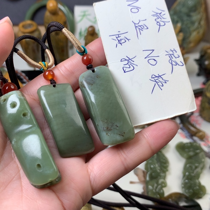 透闪石质玉挂件未镶嵌