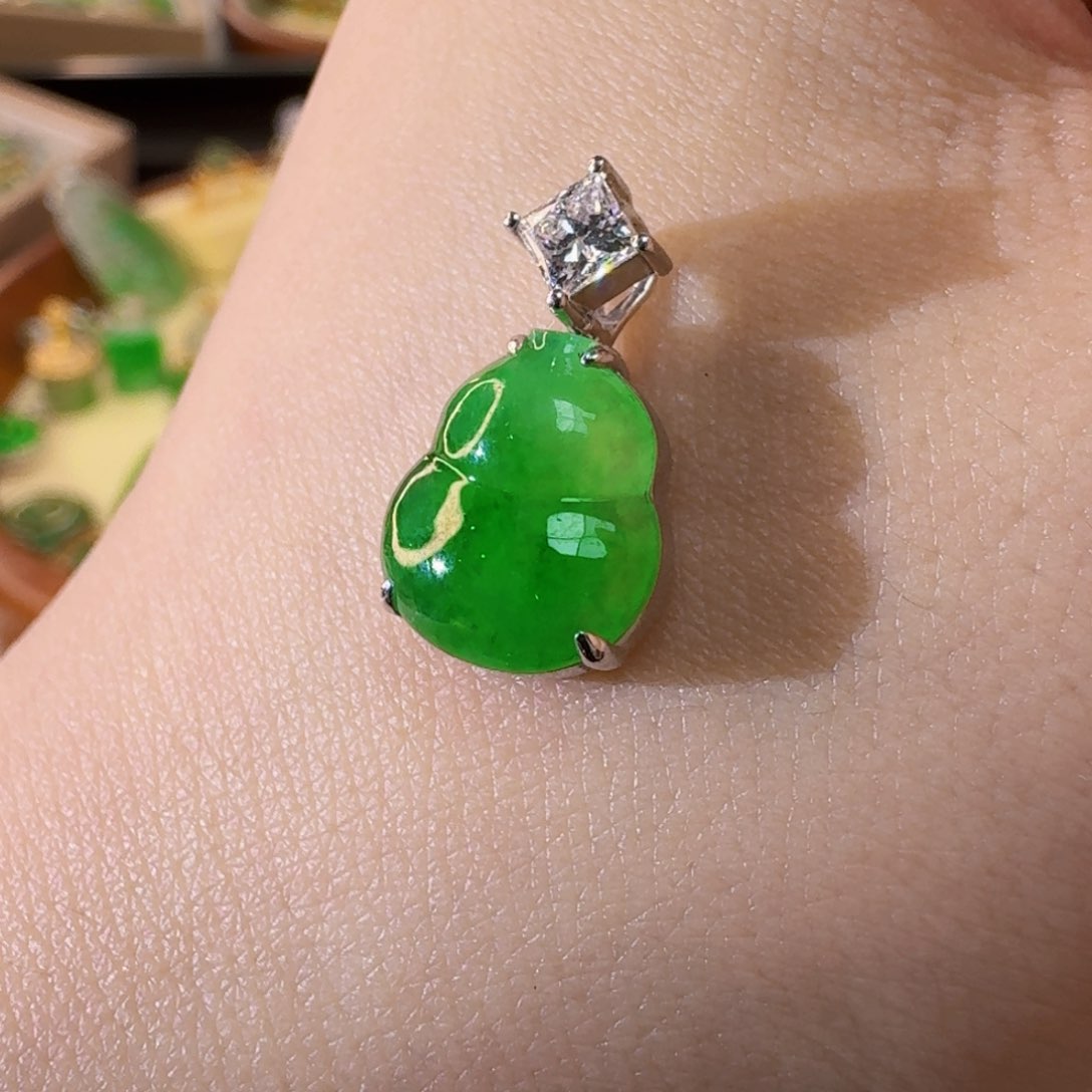 翡翠18K金镶嵌颈饰吊坠