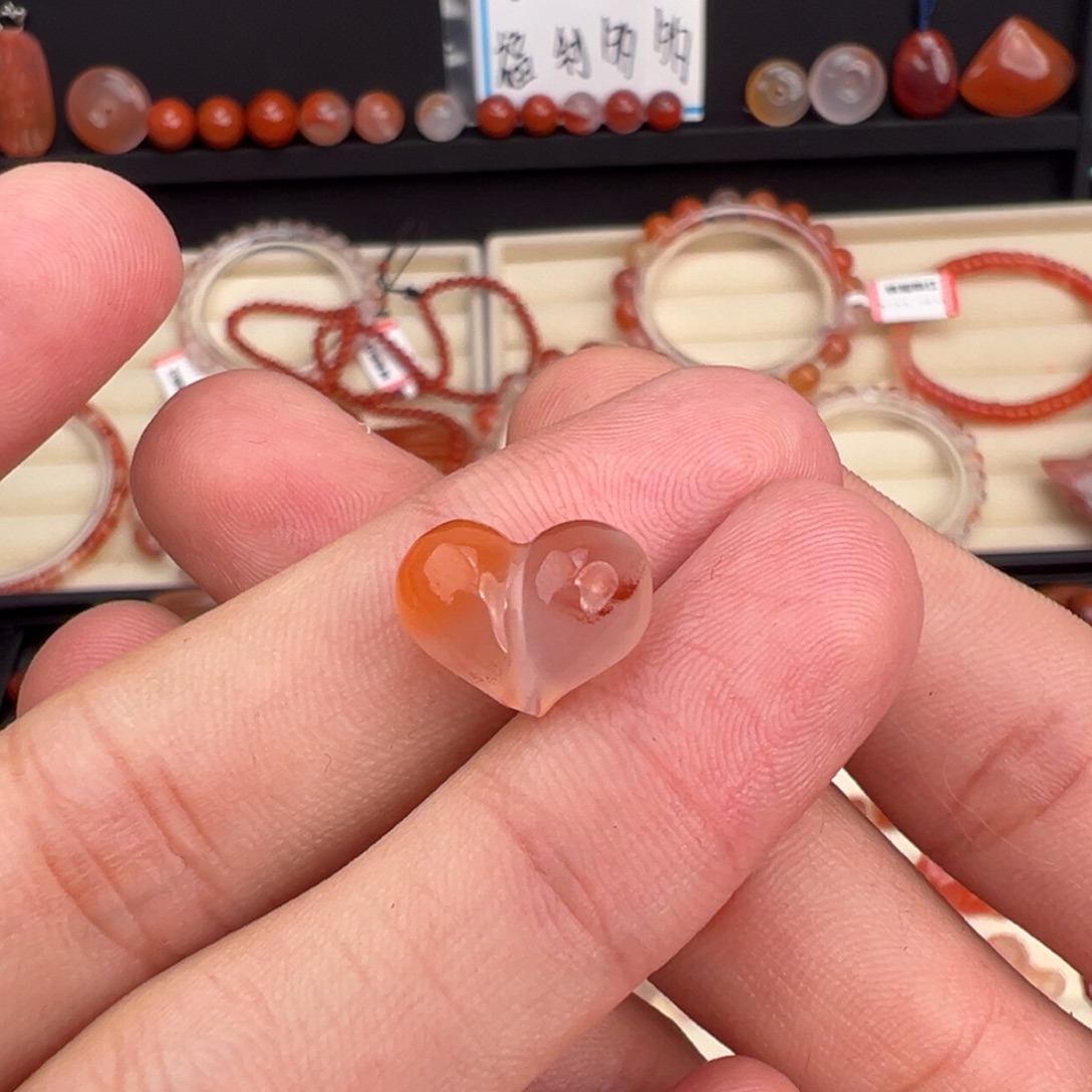 南红玛瑙未镶嵌川料屁桃爱心