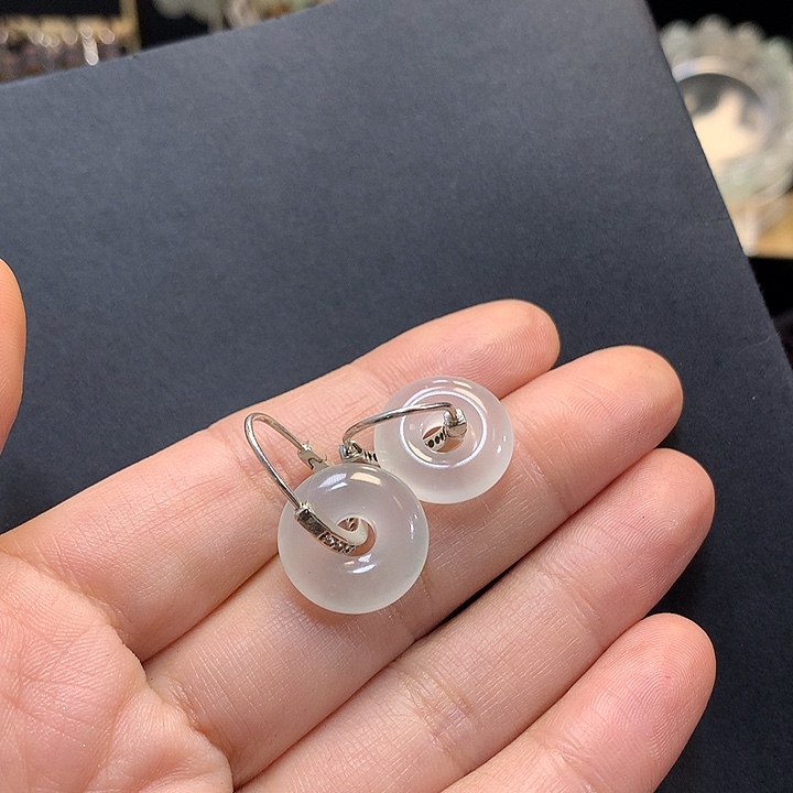 纤***寻石英质玉银S925镶嵌耳坠